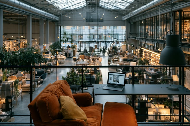 Blick von der Galerie über ein großes Einrichtungshaus