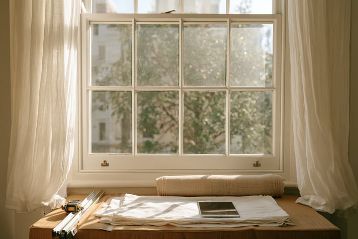Helles Wohnzimmer mit großem Fenster und Sonnenschutz